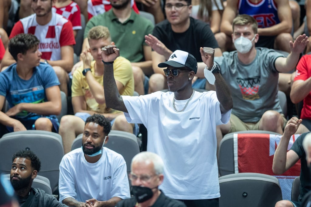 Unterstützte von der Tribüne: Deutschlands NBA-Star Dennis Schröder.