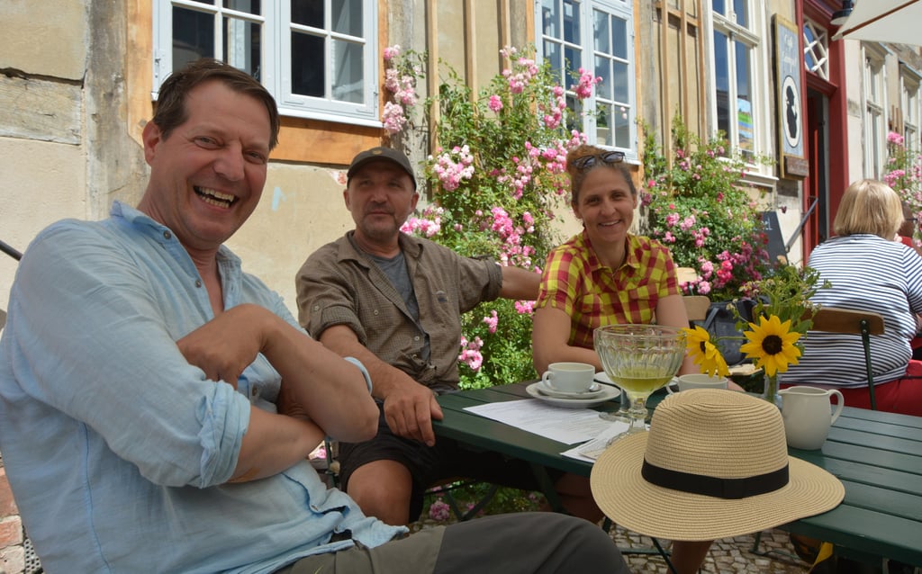 Besuch aus Kleinmachnow (v.l.): Dirk Hartmann, Sven Hannemann und Grit Onnen genossen die Einkehr im Café Lämpel. Sie machen eine Elb-Paddeltour.
