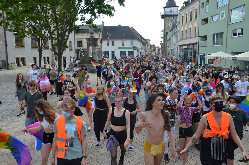 Mehrere hundert Demonstraten sind am Sonnabend, 3. JUli 2021, vom Salzblumenplatz durch einige Wohngebiete, an der Magdeburger Straße entlang und über die Leipziger und die Friedrichstraße zurück zum Salzblumenplatz gezogen. Mit dabei: dutzende Regenbogenflaggen und laute Musik. Kein Wunder also, dass viele Schönebecker auf das bunte Treiben auf der Straße aufmerksam wurde.