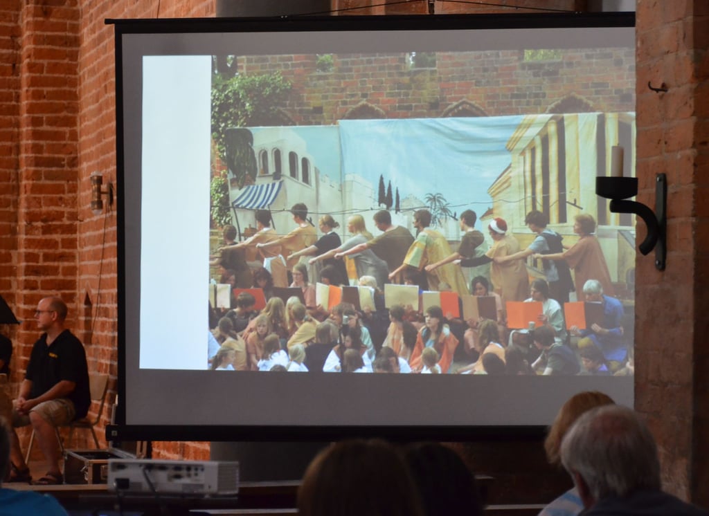 Auf der Leinwand in der Kirche wurden Fotos von den Auftritten zu den jeweiligen Liedern eingeblendet.