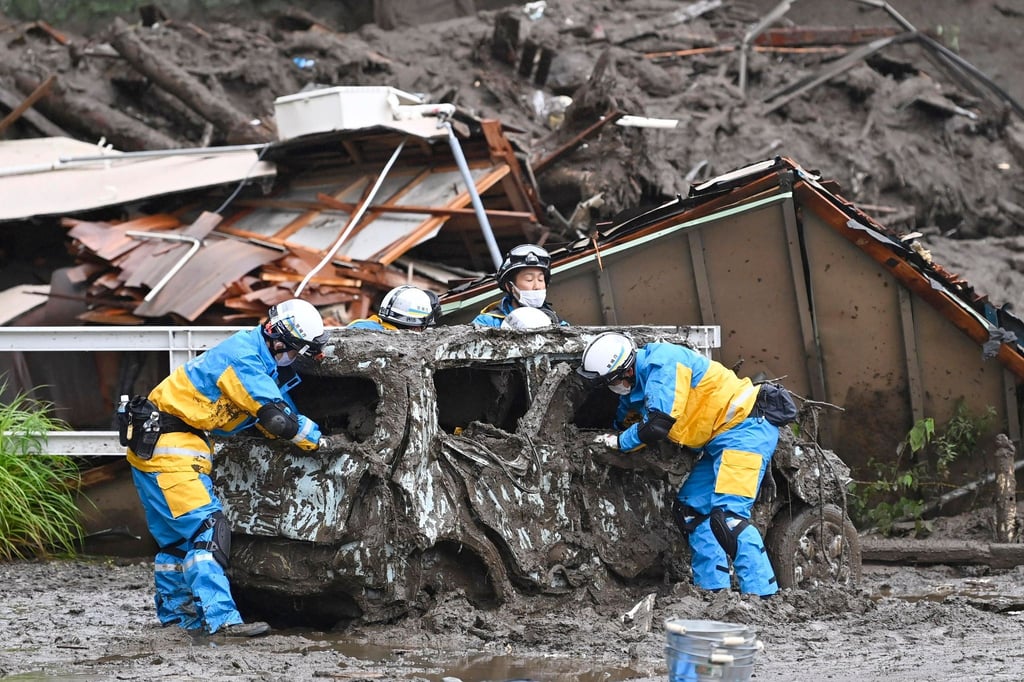 Rettungskräfte suchen nach mehreren Vermissten, doch der Regen erschwert die Aufgabe.