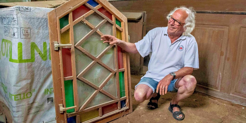 Alt gegen Neu: Unter anderem steht dieses "alte" Kirchenfenster aus den 70er Jahren zum Verkauf. Rund 150 Euro rufen die Gersdorfer als Mindestpreis für das Schmuckstück auf. Für die neuen Fenster werden mehrere Tausend Euro benötigt.