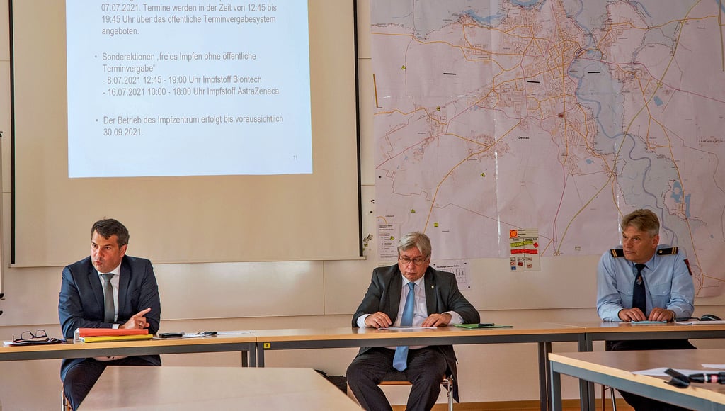 Beigeordneter Jens Krause, OB Peter Kuras und Feuerwehrchef Lutz Kuhnhold (v.l.n.r.) ziehen Halbjahresbilanz für das Impfzentrum.