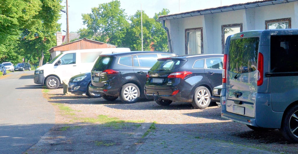 Morgens um 9 Uhr: Das Freibad hat noch nicht geöffnet. Der Parkplatz, der vor zwei Jahren extra für Gäste des Freibades angelegt worden ist, ist aber trotzdem schon voll belegt.