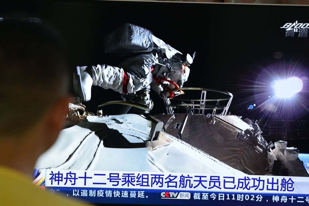 Fernsehbild der Live-Übertragung des Weltraumspziergangs der beiden chinesischen Astronauten.