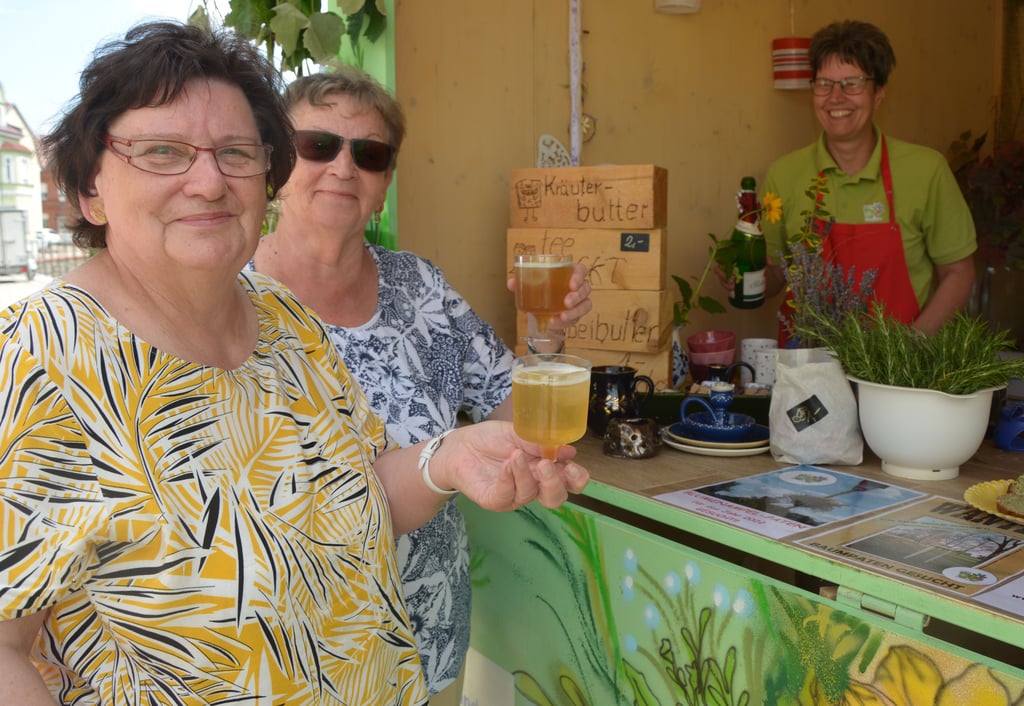 Am Stand des Laga-Fördervereins ließen sich Margit Mente (l.) und Brigitte Murach von Susanne Opitz einen Teesekt einschenken.