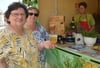 Am Stand des Laga-Fördervereins ließen sich Margit Mente (l.) und Brigitte Murach von Susanne Opitz einen Teesekt einschenken. 