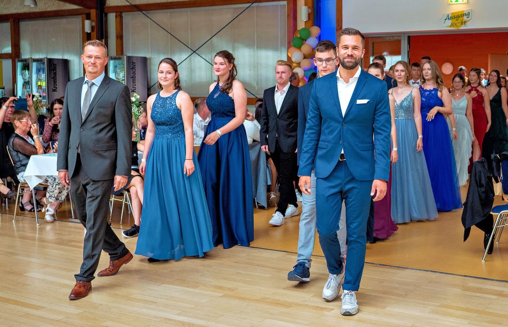 Die Tutoren Axel Sambleben (l.) und Nils Matheja führten ihre Schützlige beim Einmarsch zur Übergabe der Abiturzeugnisse am Sonnabend an. Die beiden Klassenlehrer erwiesen sich als 6er im Lotto für die Jahrgangsstufe, ließen Janice Henschke und Lilly Bluhm in ihrer Abschlussrede dankbar wissen.