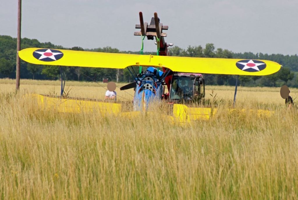 Zur Notlandung eines Motorflugzeugs (Doppeldecker) kam es am Sonntagnachmittag zwischen Berge und Räbel.