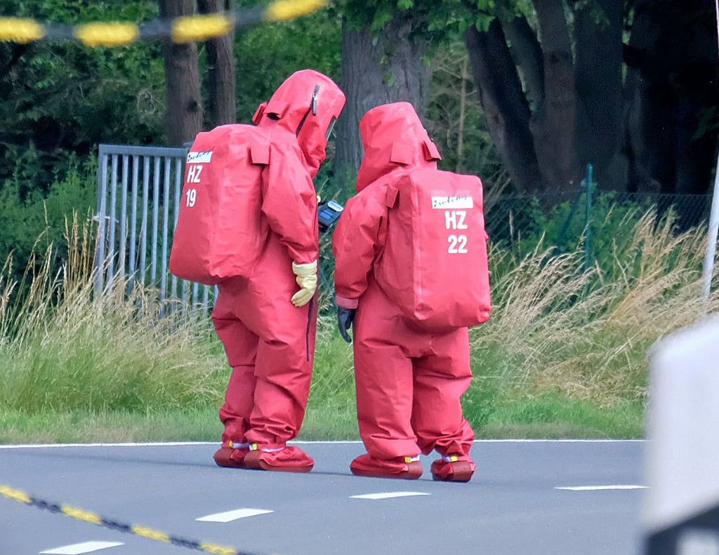 Ein Aufklärungstrupp in Chemikalienschutzanzügen misst vor dem Eingang zum Freibad Derenburg die Chlorgaskonzentration.