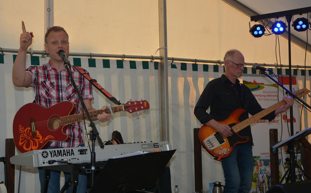 Matthias Klaus und Lothar Ernst von der Band „No Limit“ brachten Stimmung ins Osterburger Festzelt.