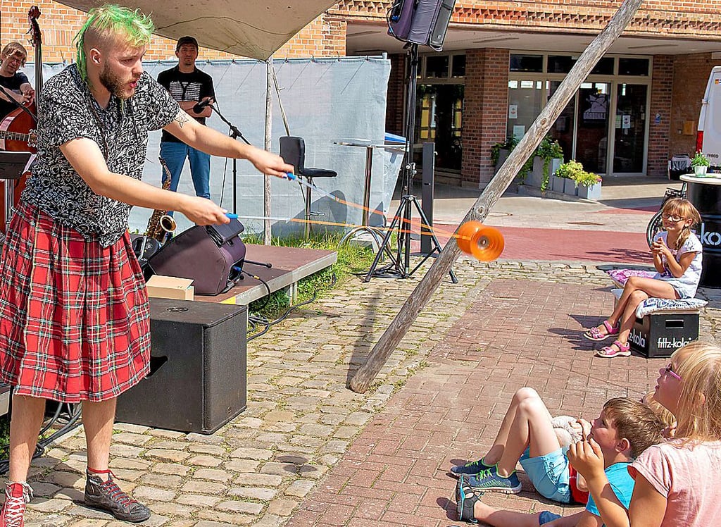 Jongleur Arthur Wittler, auch Arthuro genannt, faszinierte die Kleinen mit seinen Künsten.