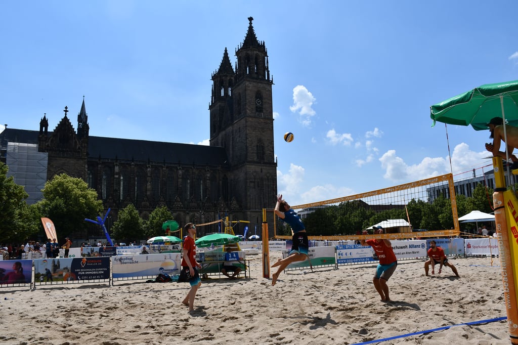 Auf dem Magdeburger Domplatz wurde ein Beachvolleyballfeld mit drei Plätzen eingerichtet.