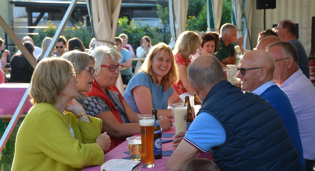Einfach so sitzen, trinken, essen und plaudern, dazu Musik – zum Glücklichsein brauchte es nicht mehr auf dem Bürgersommerfest Osterburg.