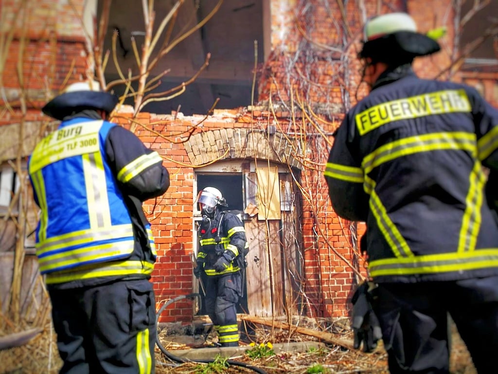 Mitte April brannte es mehrmals in der Industrieruine an der Bahnhofstraße. Strafrechtlich sind die Taten allerdings als Sachbeschädigung und nicht als Brandstiftung zu werten.
