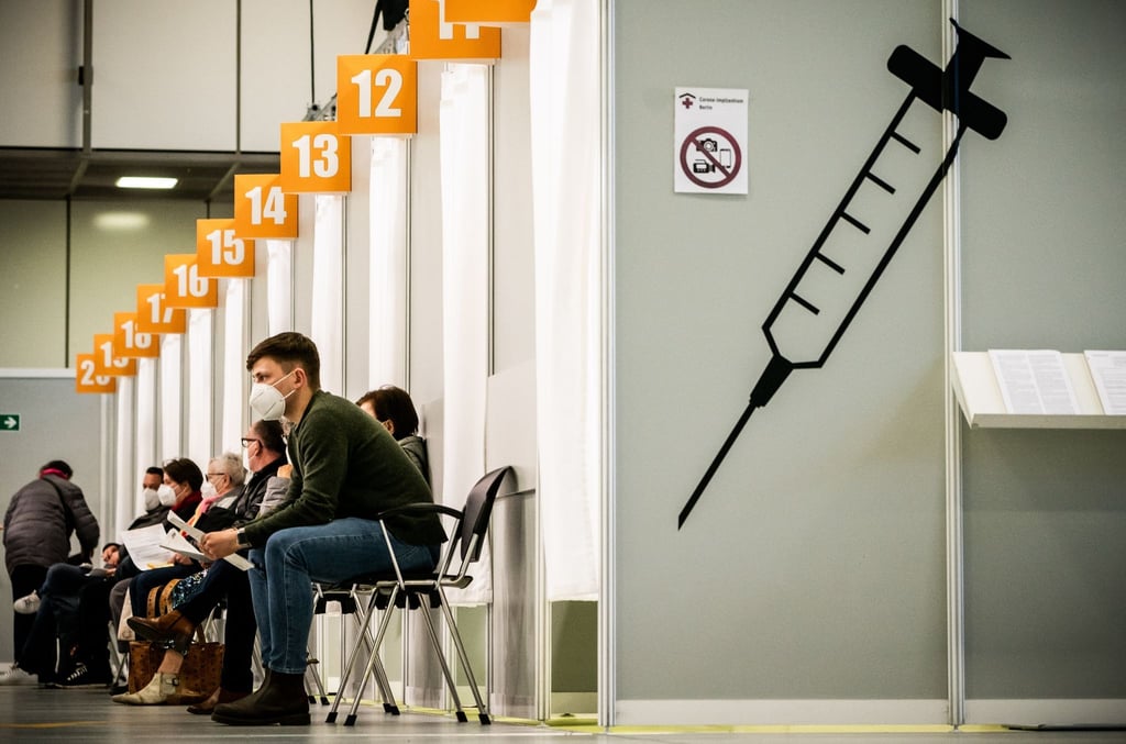 Menschen warten im Corona-Impfzentrum auf dem Messegelände auf ihre Impfung. Mehrere Politiker fordern eine Impfterminschwänzer-Abgabe