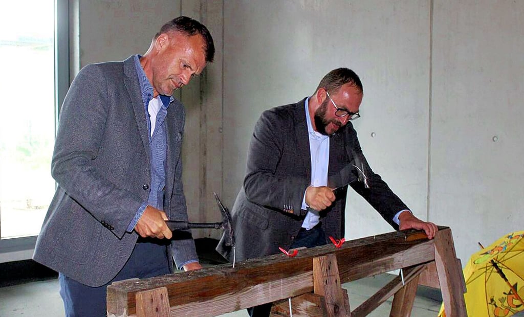 Gemeindebürgermeister Kay Gericke (r.) und Ortsbürgermeister Carsten Schneider als Zimmermannsleute.