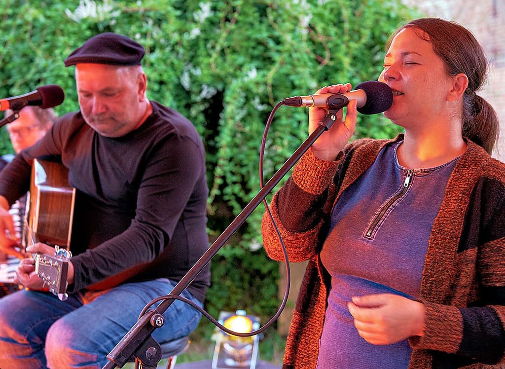 Am Abend faszinierten Martin Rühmann und Sängerin Sylvia Oswald mit Band das Salzwedeler Publikum.