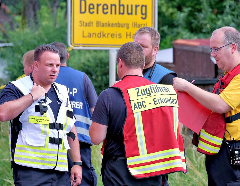 Absprache von Einsatzabschnittsleiter CBRN Alexander Beck beim Chlorgasunfall in Derenburg mit den Kameraden vom Fachdienst CBRN.