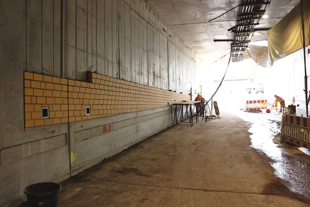 In der Tunnelröhre auf der Seite des Magdeburger Damaschkeplatzes wurden erste Klinker angebracht.