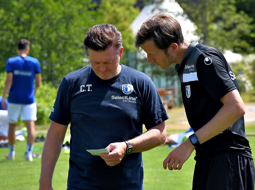 Wen haben Coach Christian Titz (l.) und Torwarttrainer Matthias Tischer als neue Nummer eins des FCM auf dem Zettel?