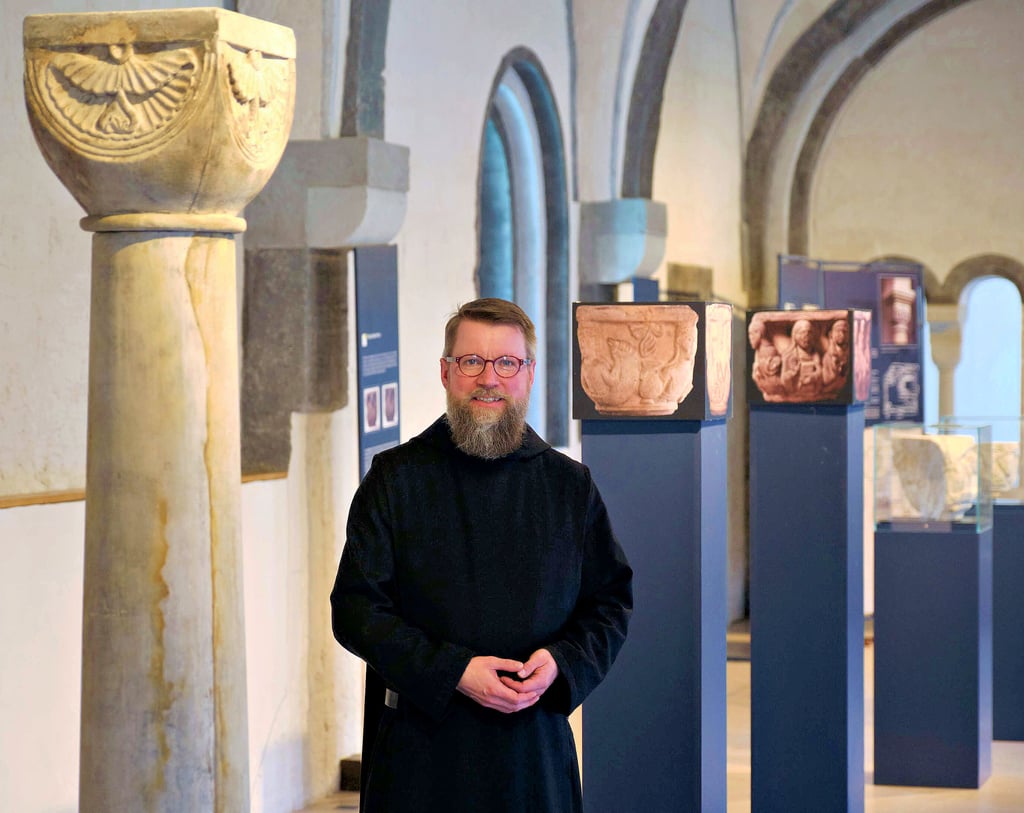 Bruder Jakobus Wilhelm ist Geistlicher Leiter des Gäste- und Tagungshauses im Benediktinerkloster Huysburg. Er führt Gruppen und gibt Seminare. Für sein Engagement wird er heute in Merseburg mit dem Romanikpreis in Gold geehrt.