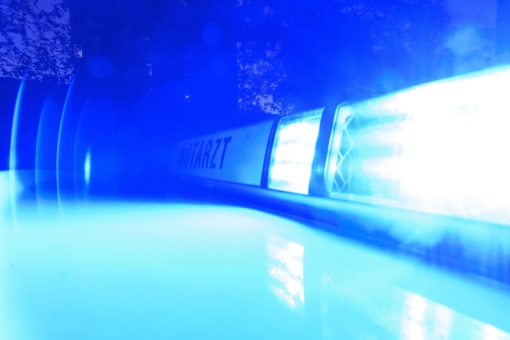 Blaulicht an einem Notarzteinsatzfahrzeug.