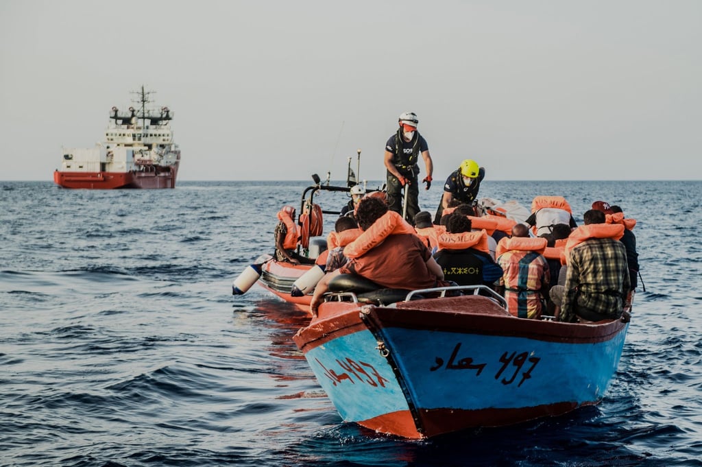 Helfer „Ocean Viking“ nähern sich einem kleinen Boot mit Migranten mit ihrem Schlauchboot. Die Seenotretter der privaten Organisation SOS Mediterranee haben bei weiteren Einsätzen rund 90 Bootsmigranten im zentralen Mittelmeer in Sicherheit gebracht.