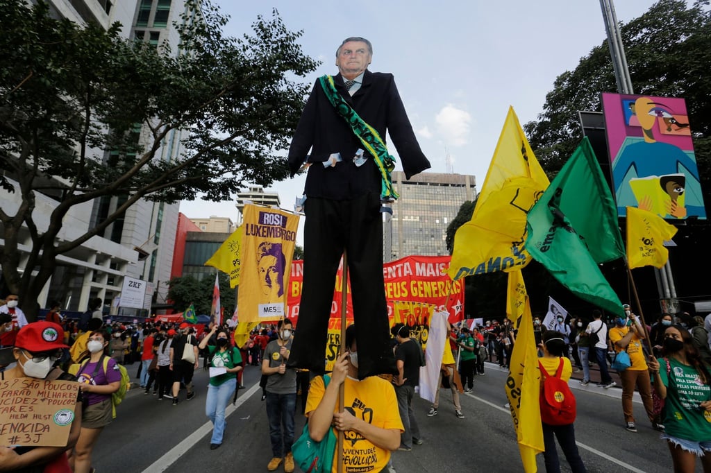 Demonstranten in São Paulo fordern den Rücktritt von Jair Bolsonaro. Der Oberste Gerichtshof Brasiliens hat Ermittlungen gegen den Präsidenten wegen Korruptionsvorwürfen eröffnet.