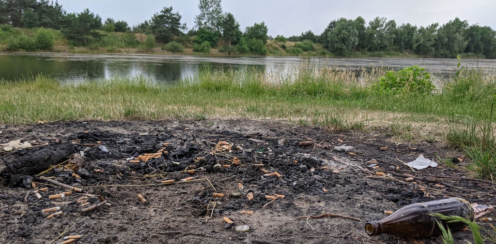 Am Ufer des schönen Kiessee Gäde liegen Kippen und Bierflaschen - Hinterlassenschaften ungebetener Gäste.