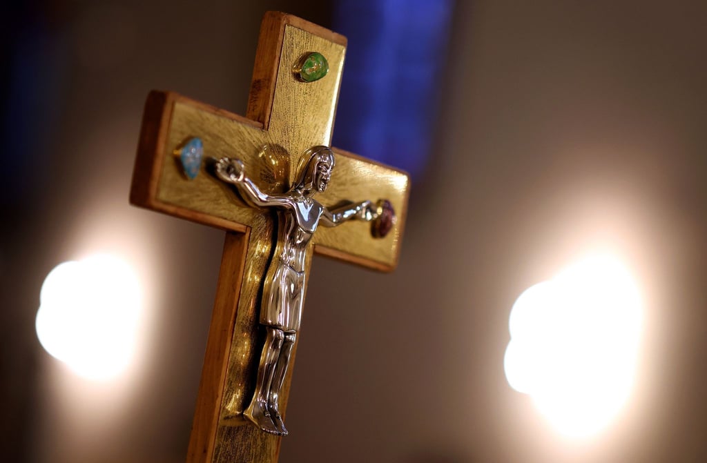 Ein Jesuskreuz steht in der römisch-katholischen Kathedralkirche Sankt Sebastian.