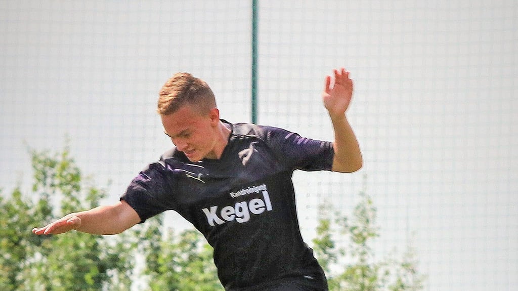 Der Arnstedter Felix Hartung fliegt über Clemens Bloßfeld vom MSV. Am Ende aber siegte Eisleben 3:1.