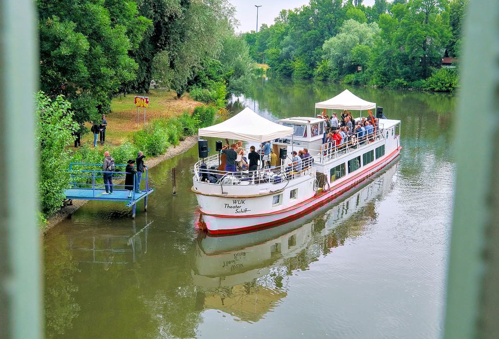 Das neue Theaterschiff des WUK Quartiers am Holzplatz geht auf seine erste große Fahrt - zunächst bis zum Anleger Giebichenstein.