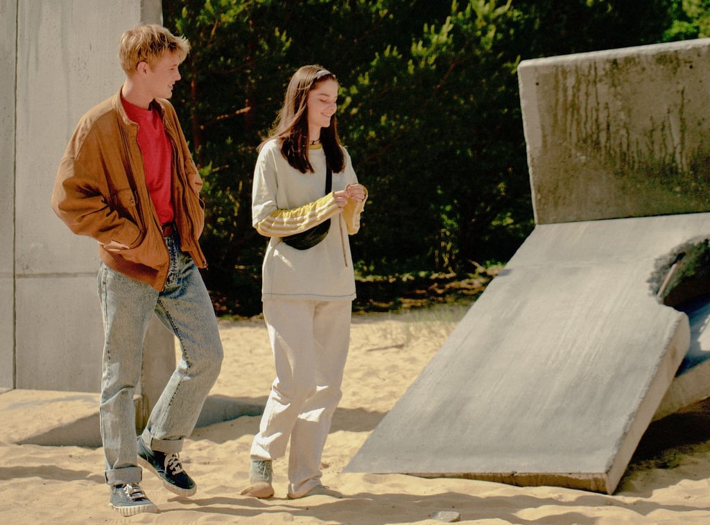 Katja (Emilie Neumeister) und Thorben (Ludwig Simon) treffen sich im Niemandsland zwischen den Mauerresten.