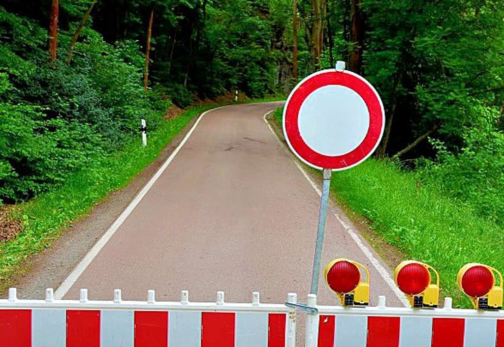Die gesperrte Straße zwischen Vatterode und Biesenrode