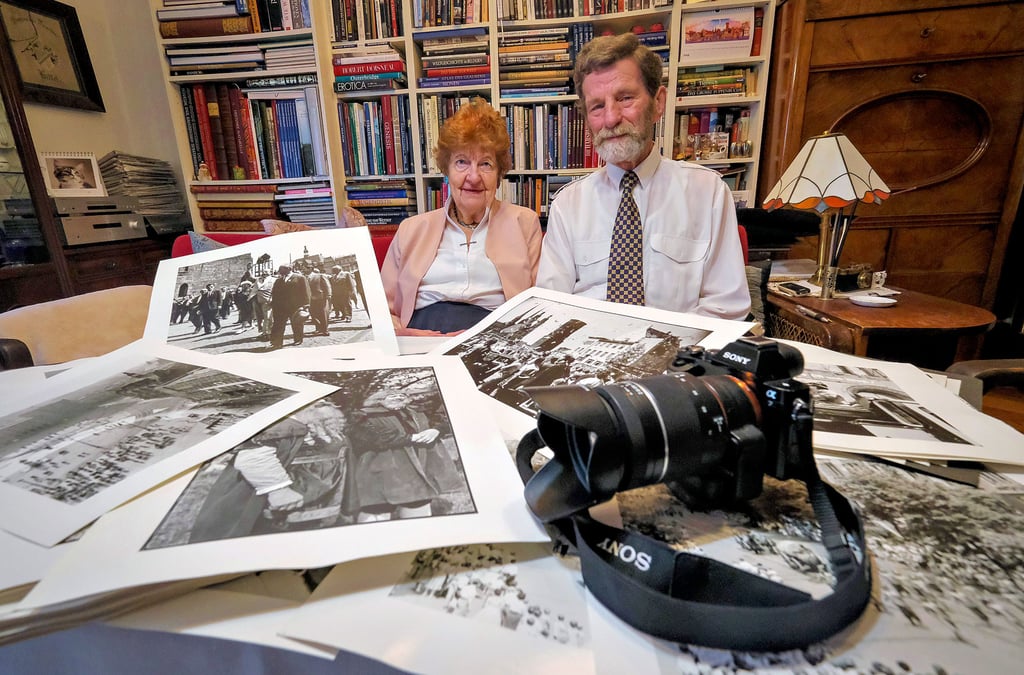Werner und Karla Schönfeld in ihrem Wohnzimmer vor einer Auswahl von Fotos aus seinem umfangreichen Archiv
