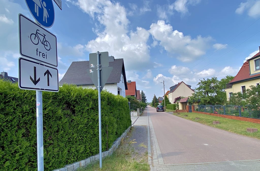 Der Birnbaumweg in Waldersee ist Teil des Elberadwegs und soll zur Fahrradstraße umgewidmet werden. Das soll auch in der schmalen Straße helfen, Verkehrsprobleme zu entschärfen.
