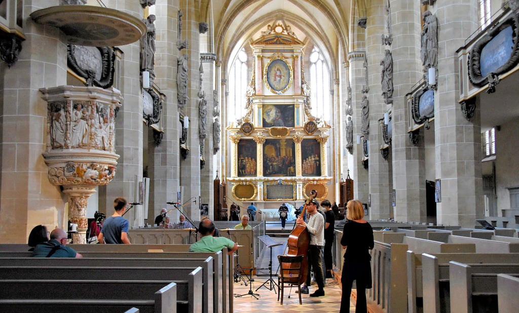 Klangkunst in alten Gemäuern: Junge Musiker bei einer Probe für eine Improvisation nach einer Komposition von Domkantor Gerhard Noetzel