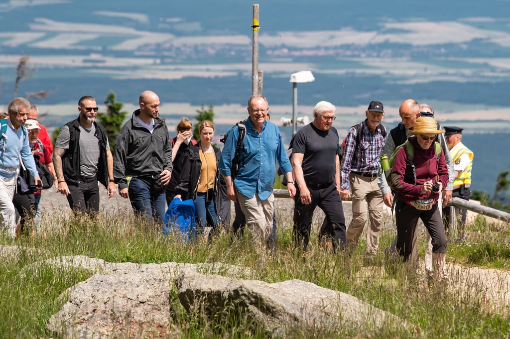 Bei ihrer Wanderung vom Brocken zum Wurmberg kommen die Politiker mit den Menschen aus der Region ins Gespräch.