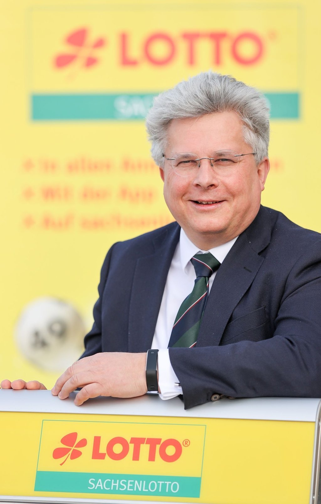 Frank Schwarz, Geschäftsführer der Sächsischen Lotto-GmbH, schaut in die Kamera.