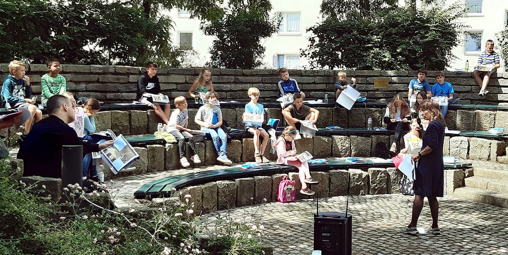 Eva Hofstetter, Mitglied der Winckelmann-Gesellschaft, sprach mit den Schülern über Sport in der Antike. Die Acht- bis Zwölfjährigen besuchten die Kinder-Uni im ?grünen Klassenzimmer? auf dem Campus der Hochschule in Stendal.