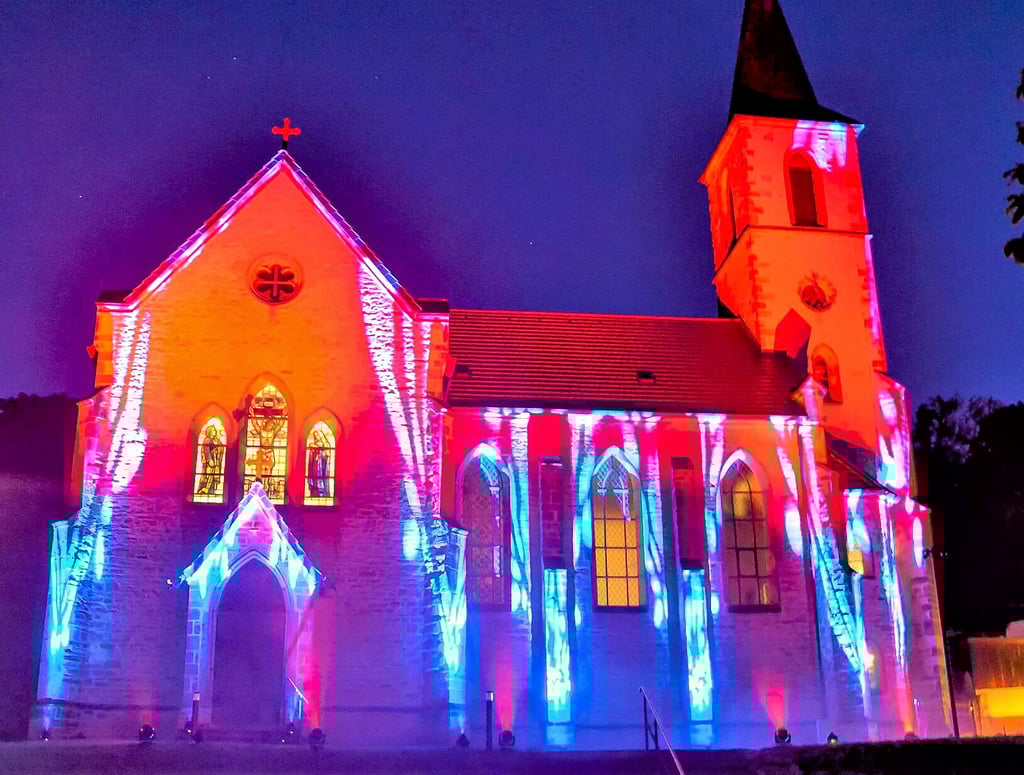 Für den Videodreh der Veranstalter wurde die Klein Wanzleber Kirche per Lichtshow in malerische Farben getaucht.