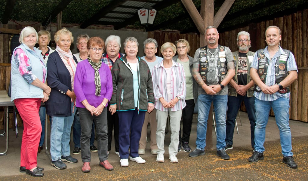 Die Barneberger Seniorinnen mit den Bikerclub-Vertretern Andreas Jabs, Ralf Szuks und Dirk Gorges.