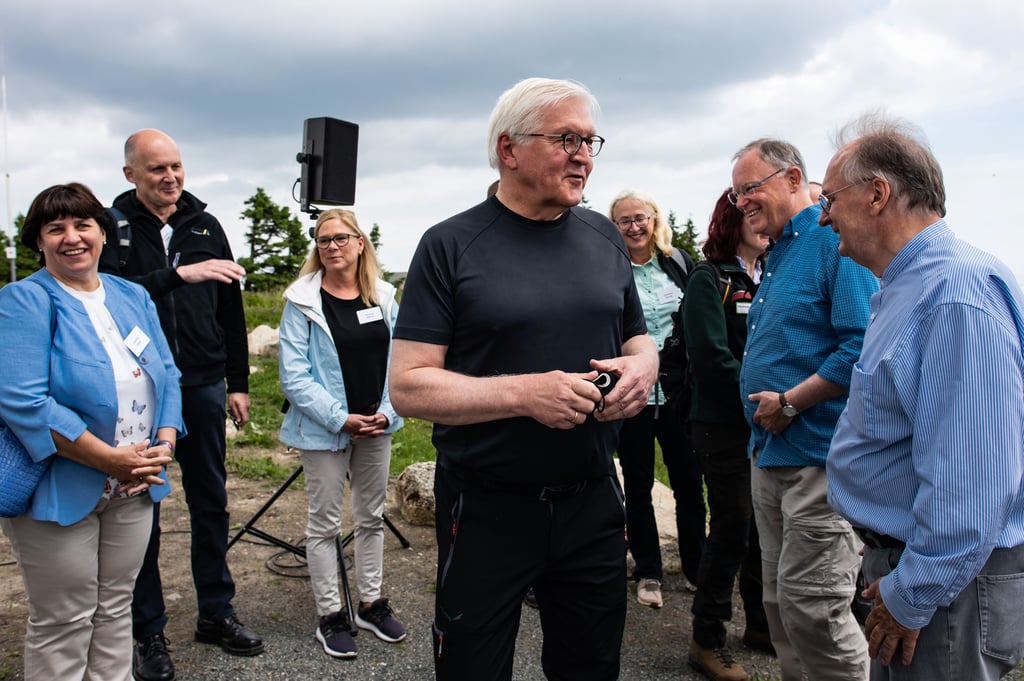 Bundespräsident Frank-Walter Steinmeier begrüßt seine Wandergruppe mit den Ministerpräsidenten Reiner Haseloff (CDU, r) und Stephan Weil (SPD, 2.v.r).