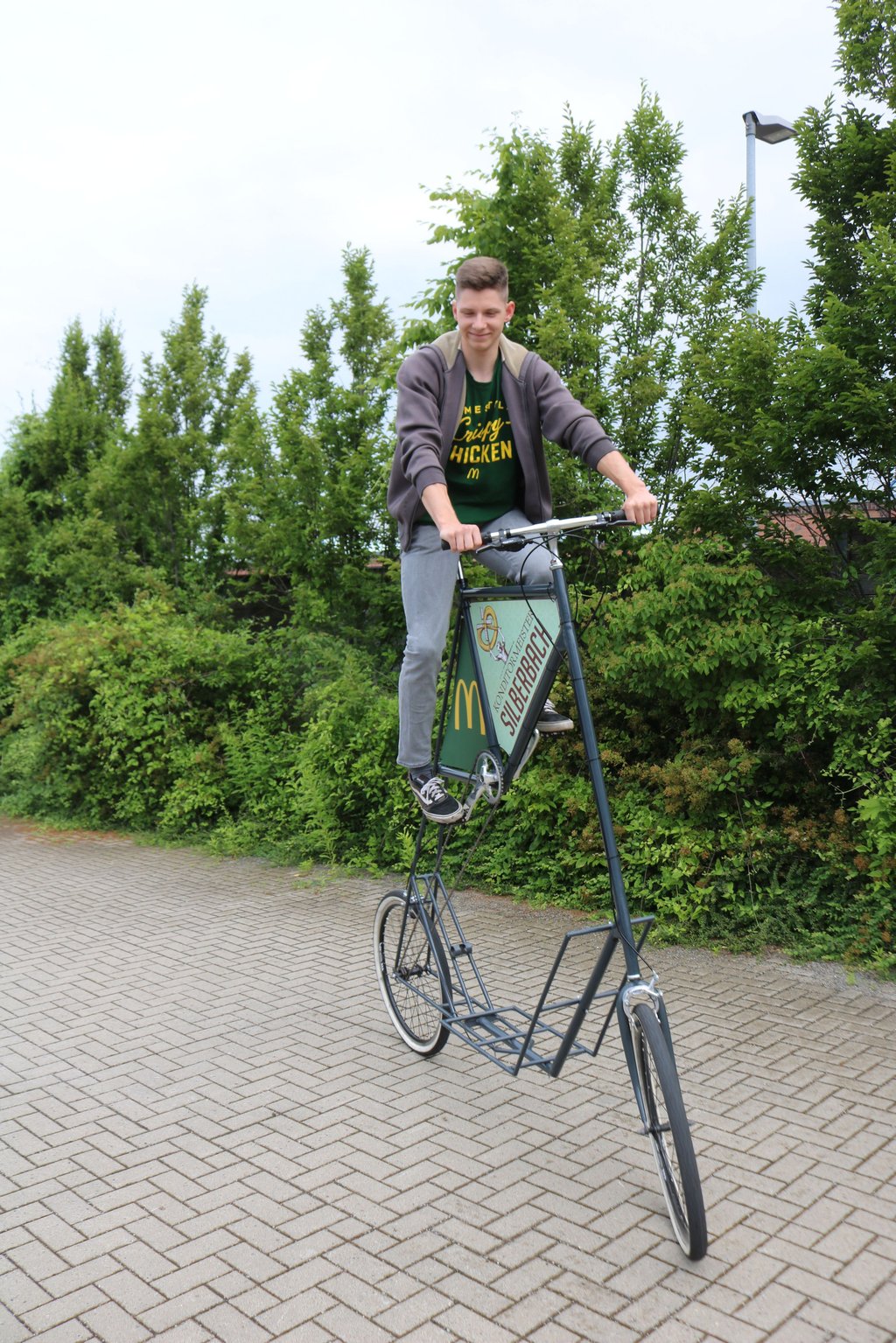 Loris Böhlke Wernigerode hat ein Hochrad (Tallbike) entworfen und gebaut