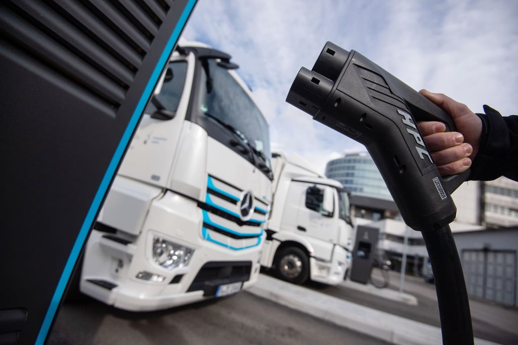 Lastwagen benötigen besondere Elektro-Ladesäulen.