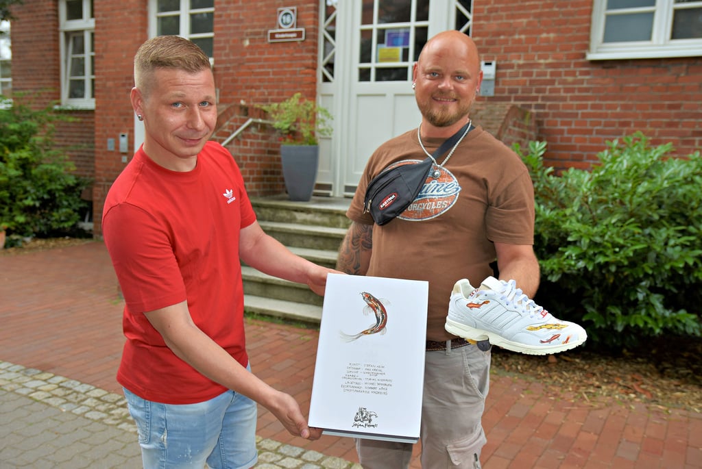 Bei der Verlosung für den Sneaker ?Adidas ZX 1000 Custom KOI? hat Tobias Wiemann (links) 3400 Euro an Spenden für das Kinderhospiz aufgetrieben. Glücklicher Gewinner ist Martin Jahns.