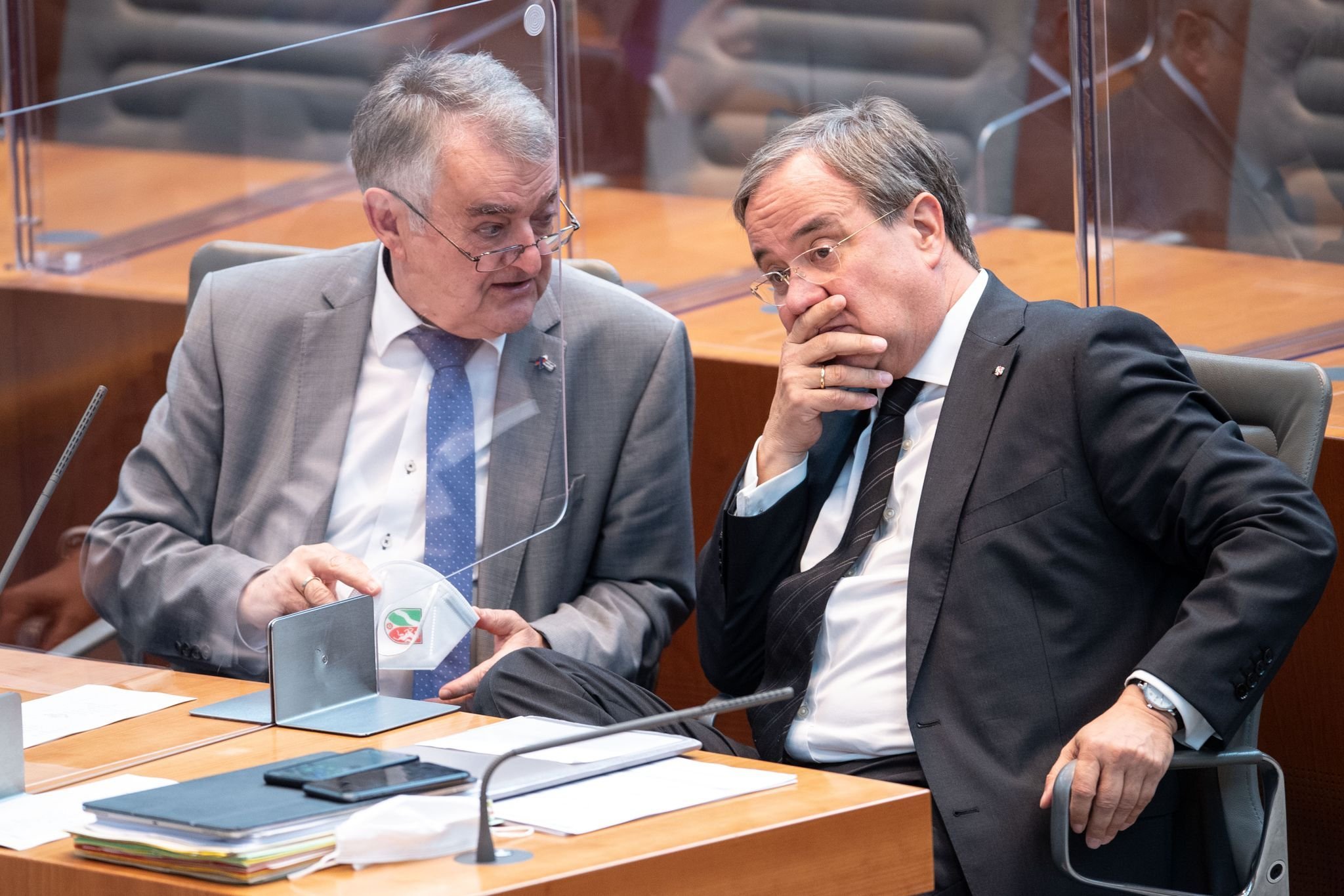 Armin Laschet (r, CDU) und Herbert Reul (CDU) unterhalten sich.