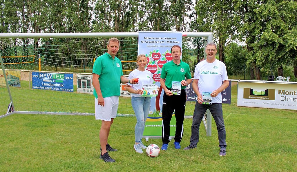 Die Verantwortlichen des Benefizspiels: Silvio Hofmann (Nachwuchsleiter GW Langendorf, l.), Anne Loeper (Koodinatorin ?Apfel-Latein?), Jens-Uwe Scherf (Abteilungsleiter Fußball GW Langendorf) und Michael Schwarze (Vereinsvorsitzender Mitteldeutsches Netzwerk für Gesundheit)
