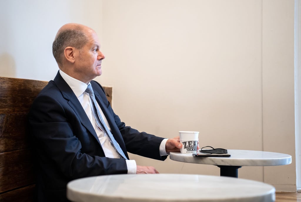 Olaf Scholz (SPD) in einem Café. FDP und Linke haben von dem Finanzminister und SPD-Kanzlerkandidat Aufklärung über Vorwürfe gefordert, er habe sein Ministerium zu Wahlkampf-Zwecken eingesetzt.